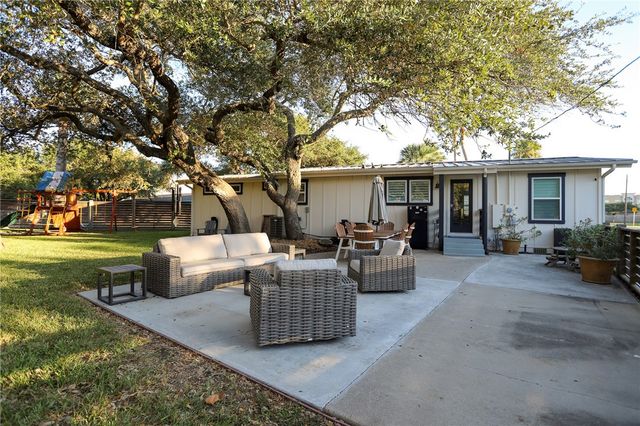 1502 Victoria Ave, Rockport, TX 78382