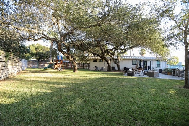 1502 Victoria Ave, Rockport, TX 78382