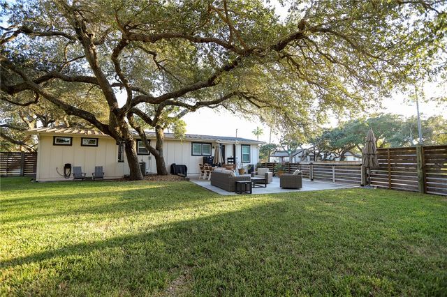 1502 Victoria Ave, Rockport, TX 78382