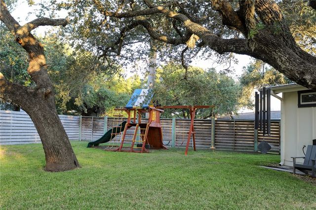 1502 Victoria Ave, Rockport, TX 78382