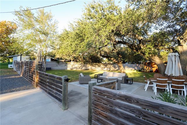 1502 Victoria Ave, Rockport, TX 78382