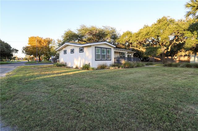 1502 Victoria Ave, Rockport, TX 78382
