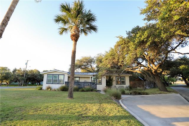 1502 Victoria Ave, Rockport, TX 78382