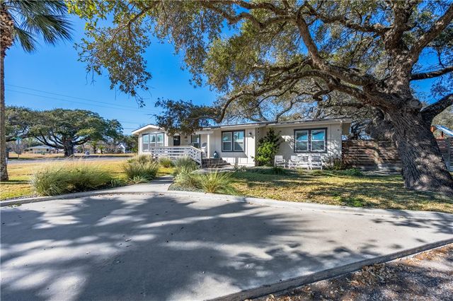1502 Victoria Ave, Rockport, TX 78382