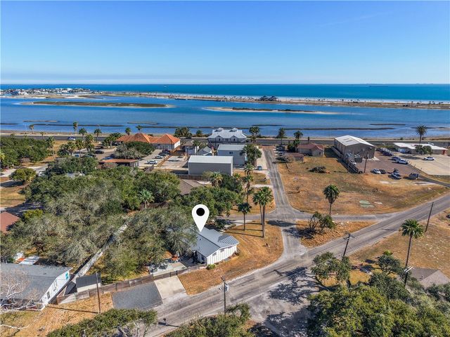 1502 Victoria Ave, Rockport, TX 78382