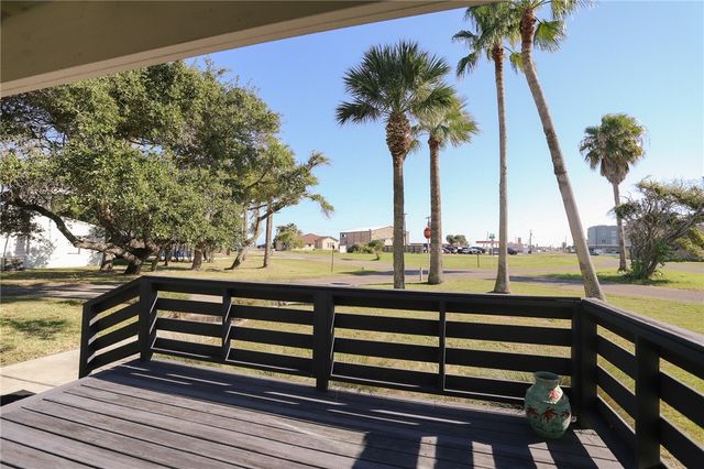 1502 Victoria Ave, Rockport, TX 78382