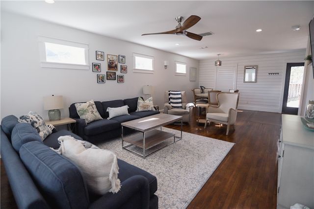 1502 Victoria Ave, Rockport, TX 78382