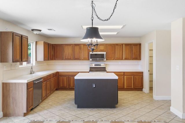 6123 E Hampton Way, Fresno, CA 93727