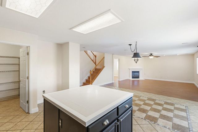 6123 E Hampton Way, Fresno, CA 93727