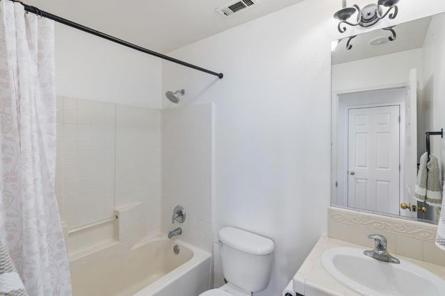 6123 E Hampton Way, Fresno, CA 93727