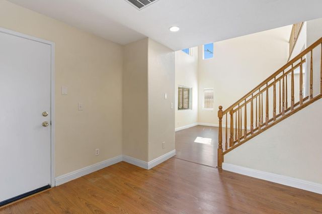 6123 E Hampton Way, Fresno, CA 93727