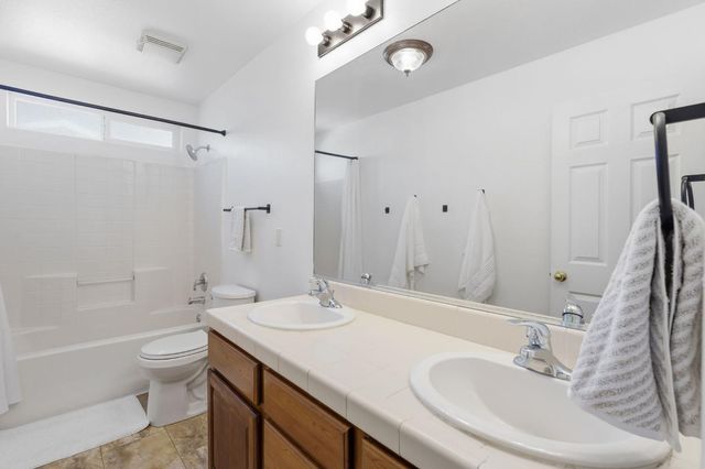 6123 E Hampton Way, Fresno, CA 93727