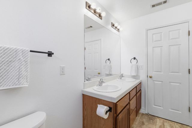 6123 E Hampton Way, Fresno, CA 93727