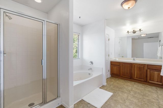 6123 E Hampton Way, Fresno, CA 93727