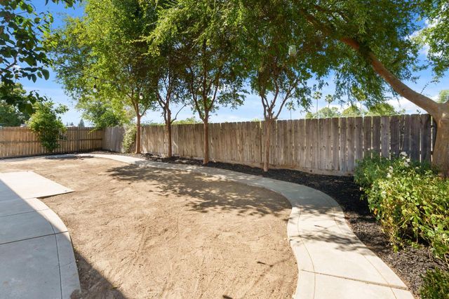 6123 E Hampton Way, Fresno, CA 93727