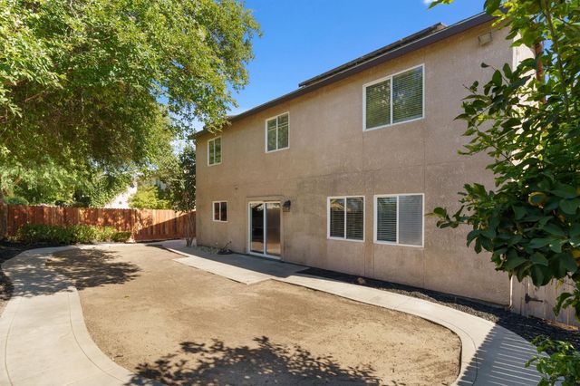 6123 E Hampton Way, Fresno, CA 93727