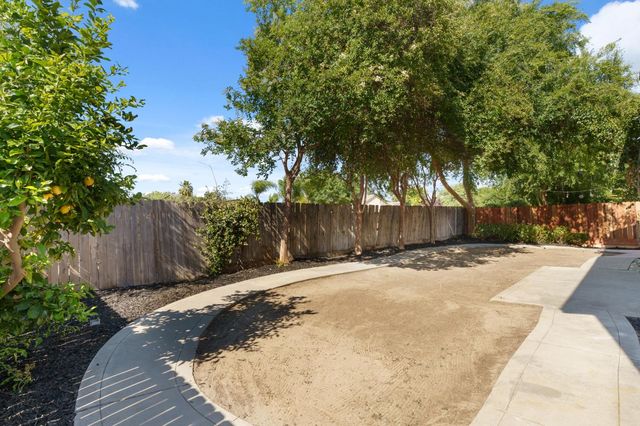 6123 E Hampton Way, Fresno, CA 93727