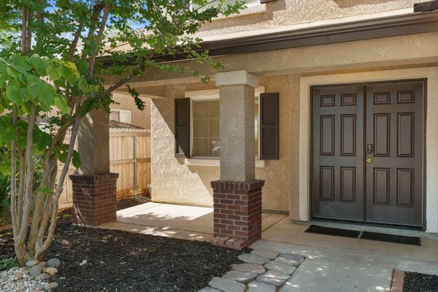 6123 E Hampton Way, Fresno, CA 93727
