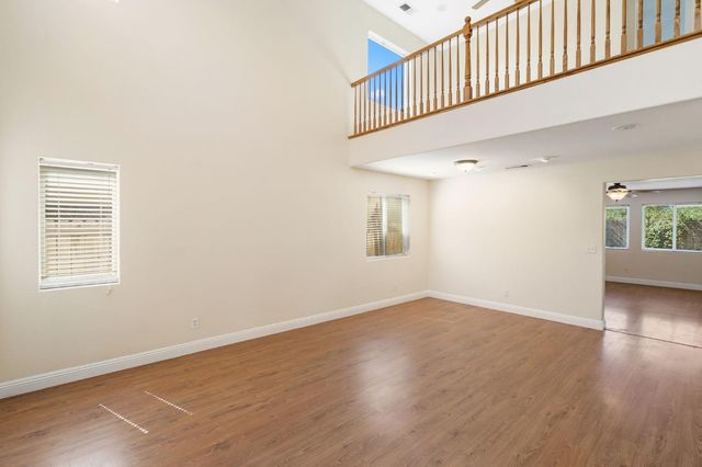 6123 E Hampton Way, Fresno, CA 93727