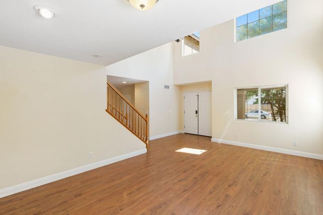 6123 E Hampton Way, Fresno, CA 93727