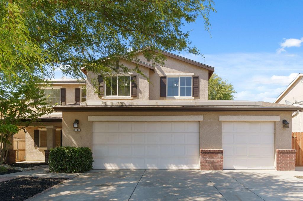 6123 E Hampton Way, Fresno, CA 93727