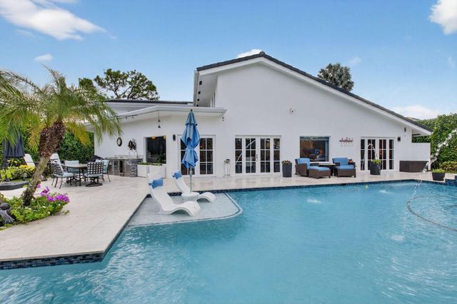 4911 Pineview Circle, Delray Beach, FL 33445