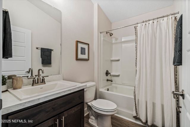 8223 HELMSLEY Boulevard, Jacksonville, FL 32219