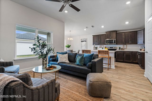 8223 HELMSLEY Boulevard, Jacksonville, FL 32219