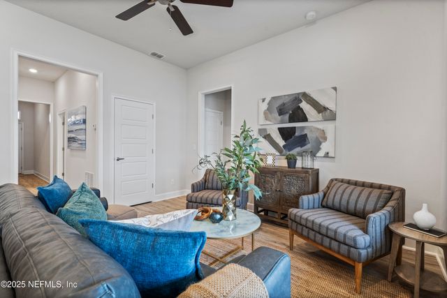 8223 HELMSLEY Boulevard, Jacksonville, FL 32219