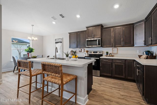 8223 HELMSLEY Boulevard, Jacksonville, FL 32219