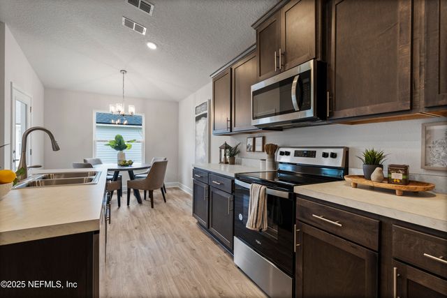 8223 HELMSLEY Boulevard, Jacksonville, FL 32219