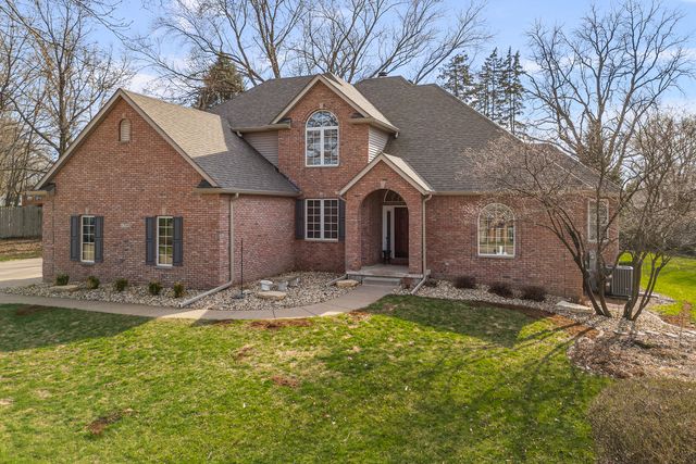 1390 Old Freeport Place, Bettendorf, IA 52722