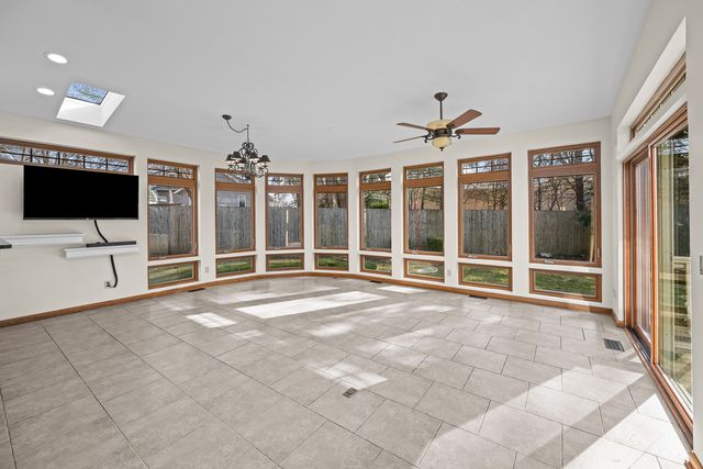 1390 Old Freeport Place, Bettendorf, IA 52722