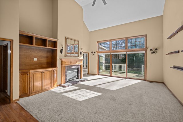 1390 Old Freeport Place, Bettendorf, IA 52722