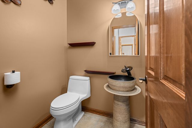 1390 Old Freeport Place, Bettendorf, IA 52722