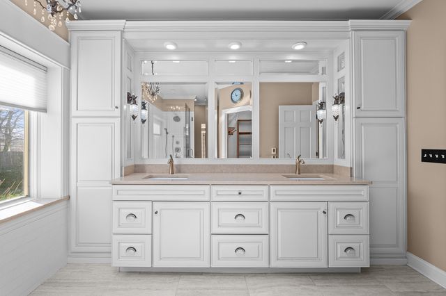 1390 Old Freeport Place, Bettendorf, IA 52722