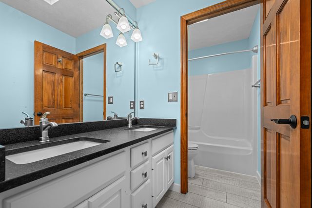 1390 Old Freeport Place, Bettendorf, IA 52722