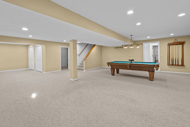 1390 Old Freeport Place, Bettendorf, IA 52722