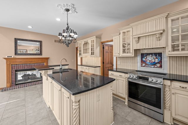 1390 Old Freeport Place, Bettendorf, IA 52722