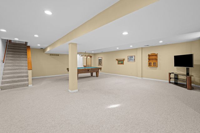 1390 Old Freeport Place, Bettendorf, IA 52722