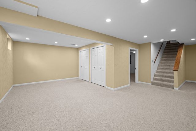 1390 Old Freeport Place, Bettendorf, IA 52722