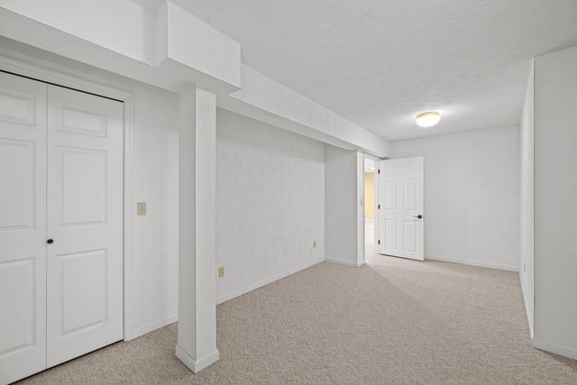 1390 Old Freeport Place, Bettendorf, IA 52722