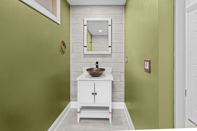 1390 Old Freeport Place, Bettendorf, IA 52722