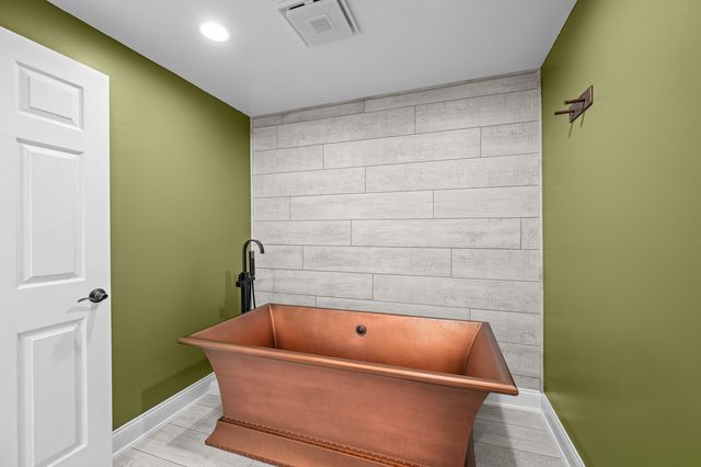 1390 Old Freeport Place, Bettendorf, IA 52722