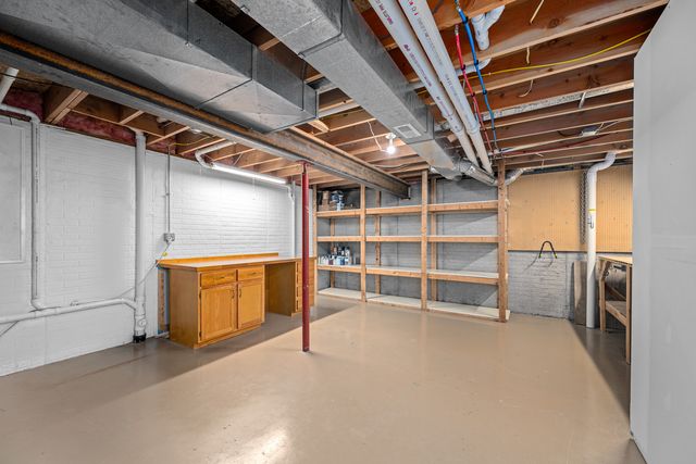 1390 Old Freeport Place, Bettendorf, IA 52722