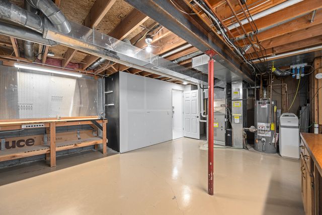 1390 Old Freeport Place, Bettendorf, IA 52722