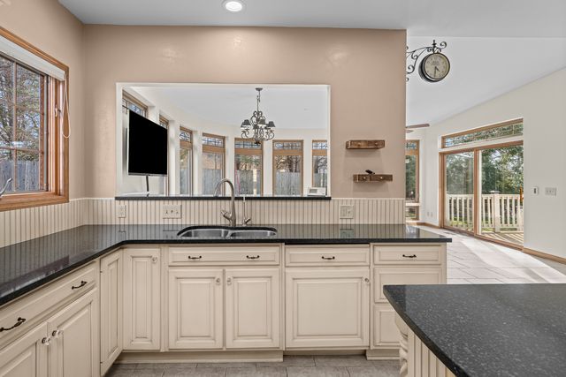 1390 Old Freeport Place, Bettendorf, IA 52722