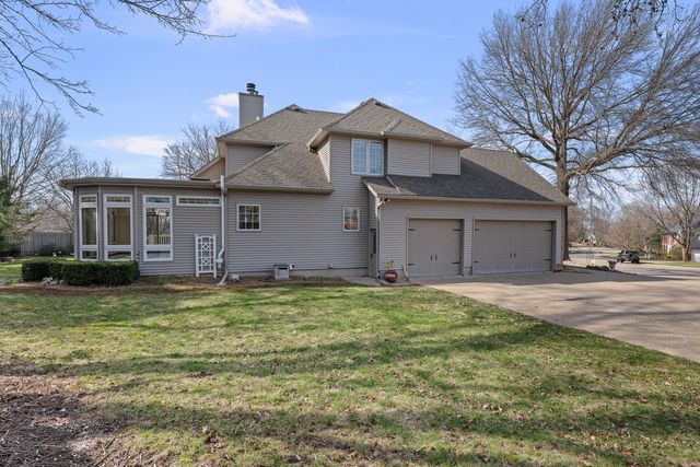 1390 Old Freeport Place, Bettendorf, IA 52722