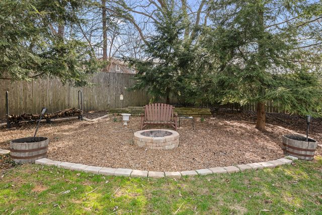 1390 Old Freeport Place, Bettendorf, IA 52722