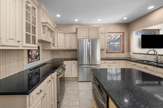 1390 Old Freeport Place, Bettendorf, IA 52722